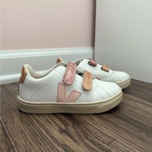 Veja Kids Sneakers in White and Metallic Pink